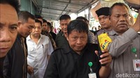 Satu kancing kemejanya dilepas. Foto: Dwi Andayani-detikcom