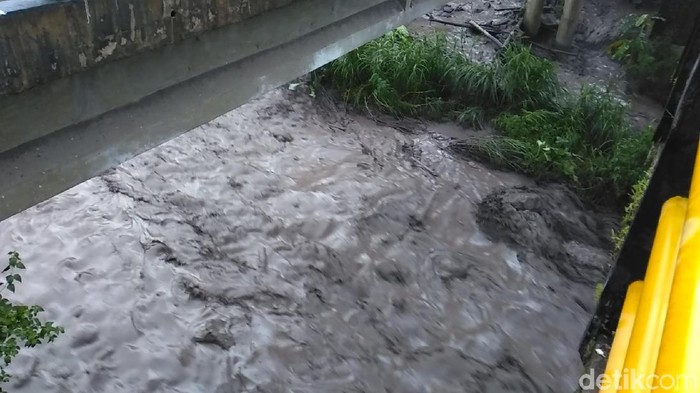 Derasnya Aliran Lahar Dingin Gunung Agung di Sungai Yeh Sah