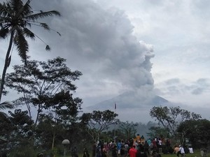 Geliat Warga Amlapura di Tengah Erupsi Gunung Agung