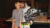 Keduanya memang dikabarkan akan berkolaborasi bersama, namun para penggemar curiga mereka memiliki hubungan lebih dari sebuah kolaborasi. Foto: dok Instagram Chris Brown