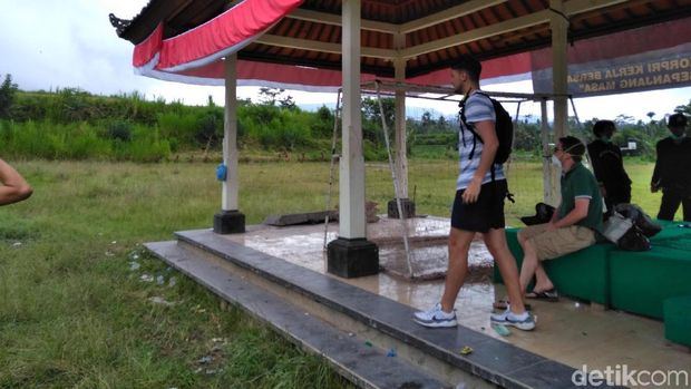 Gunung Agung Erupsi, 5 Turis Bule Ini Asyik Piknik di Lapangan