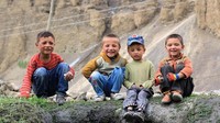 Traveler akan menempuh sekitar 7 jam perjalanan sebelum akhirnya mendekati sebuah desa. Anak-anak di sana tampak pemalu dan penasaran karena akan muncul di samping jalan setapak ketika ada pengunjung datang (BBC Travel)