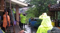 Hujan deras mengakibatkan banjir dan longsor di sejumlah titik di Daerah Istimewa Yogyakarta (DIY), Selasa (29/11). BPBD DIY menyatakan 3 orang warga ditemukan tewas, sedangkan satu orang masih dalam pencarian. (Foto: Edzan Raharjo)