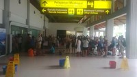 Penutupan karena disebabkan adanya pergerakan abu vulkanik Gunung Agung yang sudah mencapai ketinggian 25 ribu kaki di atas ruang udara bandara internasional Ngurah Rai, Bali. Sehingga manuver pesawat yang akan mendarat maupun terbang di atas bandara tidak bisa berjalan lancar.