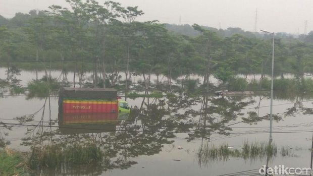 Sebuah truk terjebak banjir di Raya Porong/