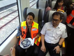 Dikelilingi Dirut BUMN, Rini Jajal Skytrain dan Kereta Bandara Soetta