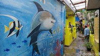 Kampung berhias warna-warni tersebut merupakan hasil karya warga sekitar yang dibantu oleh seniman handal dan arsitektur seperti Ridwan Kamil dan Achmad Tardiyana. Tri Ispranoto/detikFoto.