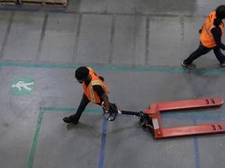 Pekerja Gudang Toko Online Ini Dibayar Ratusan Ribu Per Jam