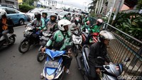 Aksi mereka menghambut arus lalu lintas.
