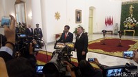 PM Lars tahu kesukaan saya, Metallica, kata Jokowi seraya menunjukkan hadiah itu kepada wartawan.