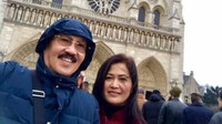 Kalau yang ini foto Fredrich Yunadi saat di Prancis.
