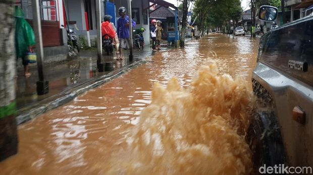 Banjir di jalan-jalan Kota Pacitan/