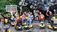 Sepertinya Andhika dan Ussy Sulistiawaty sedang liburan bareng keluarga besar. Foto: dok Instagram Ussy Sulistiawaty