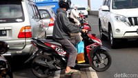Ini penampakan seorang pemotor yang nekat lawan arus untuk menghindari razia.
