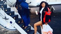 Khloe Kardashian dan Kylie Jenner ternyata terlihat sedang menenteng ayam goreng Popeye saat ingin menaiki jet pribadinya. Makan enak yang sangat berharga!. Khiz mencatat sebuah foto dirinya dan Kourtney sedang melahap ayam dan biskuit. Foto: Istimewa