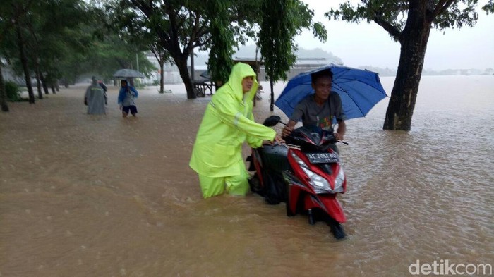 Pacitan Banjir dan Tanah Longsor, Polda Jatim Kirim 1 Kompi Brimob