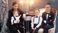 Anak-anak Andhika Pratama dan Ussy Sulistiawaty di foto ini juga terlihat keren. Foto: dok Instagram Ussy Sulistiawaty