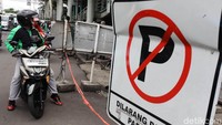 Mereka tidak menghiraukan tanda dilarang berhenti dan parkir.