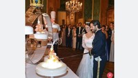 Pasangan Prince Carl Philip dan Sofia Hellqvist menikah dengan kue pengantin yang sangat simpel. Tak ada kue besar dan mewah, hanya beberapa kue ukuran standar dengan hiasan yang elegan. Foto: Istimewa