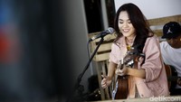 Sheryl Sheinafia berkesempatan menjadi tamu di Main Stage kali ini. Tak mau hadir dengan tangan kosong, ia membawa Sweet Talk. Foto: Muhammad Ridho