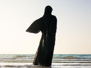 Hijabers Ini Viral karena Selancar di Atas Banjir
