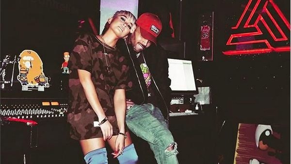 Foto Mesra Agnez Mo dengan Chris Brown, Pangeran Harry-Meghan Markle Tunangan
