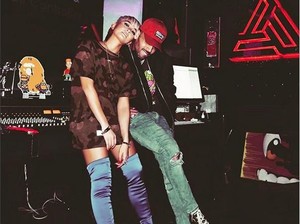 Agnez Mo Foto Mesra dengan Chris Brown, Pacaran?
