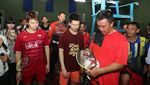 Kalahkan Menpora, Berujung Makan Nasi Kotak Bersama