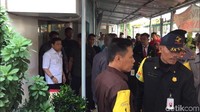 Dia tampil necis, kemeja putih bersih dan jam tangan di tangan kanan. Foto: Dwi Andayani-detikcom