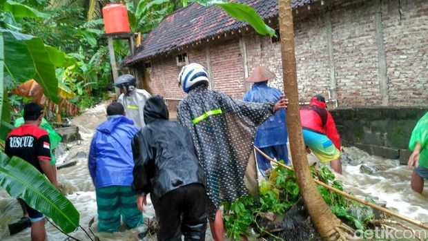 Hujan Deras Sejak Kemarin Tanjungsari Gunungkidul Kebanjiran hujan deras sejak kemarin tanjungsari gunungkidul kebanjiran