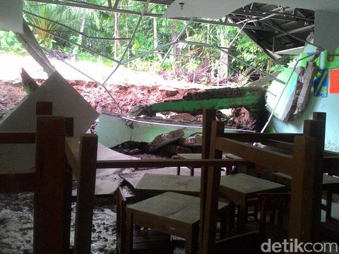 Gedung Sekolah di Lebak Banten Hancur Akibat Longsor