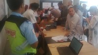 Akibat penutupan bandar udara ini, ada 443 penerbangan yang sudah dibatalkan.