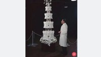 Kue pernikahan Princess Elizabeth dan Phillip Mountbatten memiliki tinggi 2,7 meter. Dibuat pada tahun 1947, kue ini terbilang memiliki desain modern dengan balutan butter cream yang mendominasi lapisan permukaan cake. Foto: Istimewa