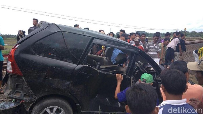 Mobil Tersambar KA di Pemalang, Pengemudi Selamat