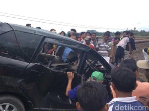 Mobil Tersambar KA di Pemalang, Pengemudi Selamat