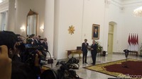 Usai jumpa pers soal pertemuan bilateral, Rasmussen dan Jokowi sempat menghampiri meja yang terdapat kujang. Rupanya senjata khas Jawa Barat itu lalu diberikan Jokowi ke Rasmussen.