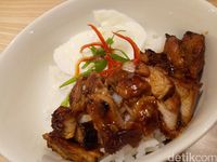 Nasi putih hangat dengan paduan ayam panggang.