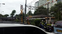 Setiap hari tidak sedikit kendaraan yang nekat menerobos di lokasi ini meski palang pintu kereta sudah ditutup. Ada juga para pemotor yang melawan arus. 