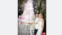 Kue pengantin Prince Albert of Monaco dan Charlene Wittstock berukuran raksasa. Kue super besar dengan warna pink ini tampak gemerlap. Foto: Istimewa