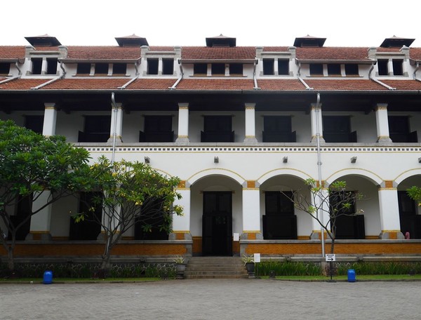 Bangunan ini sempat dikenal sebagai destinasi wisata angker. Hingga pada 2011 silam pihak PT KAI merenovasi Lawang Sewu, membuatnya tampak baru dan tak menyeramkan (Kurnia/detikTravel) Bangunan ini sempat dikenal sebagai destinasi wisata angker. Hingga pada 2011 silam pihak PT KAI merenovasi Lawang Sewu, membuatnya tampak baru dan tak menyeramkan (Kurnia/detikTravel)