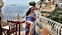 Layaknya fashion blogger dan artis, Meghan juga suka liburan mewah ke destinasi-destinasi romantis. Contohnya saat dia liburan di Positano, Italia (meghanmarkle/Instagram)