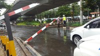 Kopaja T57 mencoba menerobos saat KRL hendak melintas. Alhasil, palang tersangkut di badan bus dan patah.