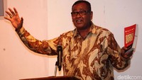 Wakil Menteri (Wamen) Perindustrian yang juga Rektor Universitas Pattimura, Alex Retraubun memberikan sambutan.