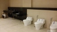 Kapasitas toilet yaitu 12 untuk pria, 6 untuk wanita, fasilitas difabel dan ruang laktasi.