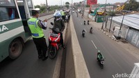 Razia digelar untuk menertibkan para pemotor yang masih bandel melaintasi flyover.