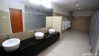 Toilet stasiun nan bersih.