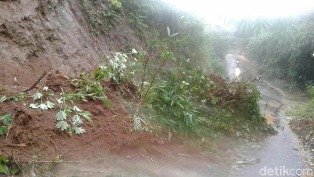 Longsor menutup jalan desa 