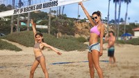 Selain yoga, Alessandra Ambrosio juga doyan main voli pantai. (Foto: instagram/alessandraambrosio)