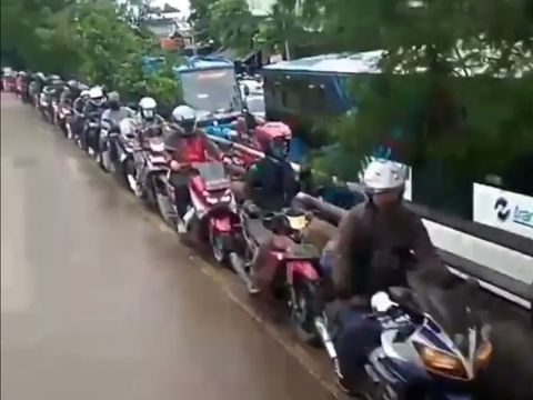 Peristiwa ini terjadi di lajur Pulomas arah Pulogadung