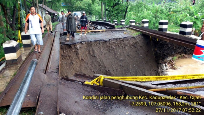 Tergerus Arus Sungai, Jalan Penghubung Dua Kecamatan di Cianjur Ambles